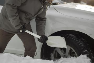 Fiskars 1019347 Araç Kar Küreği (Çelik Bıçaklı)