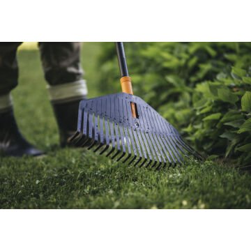 Fiskars 1003465 Solid Çim ve Yaprak Tırmığı L