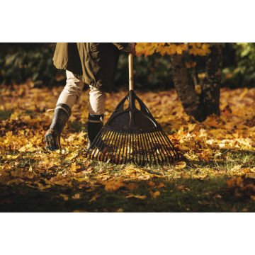 Fiskars 1001584 Solid Ahşap Saplı Çim ve Yaprak Tırmığı XL