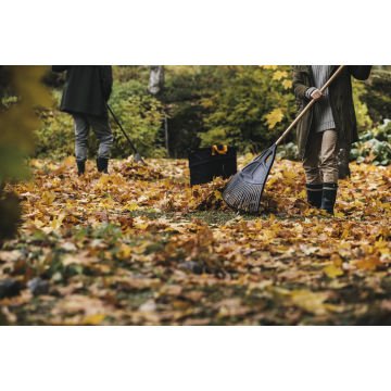 Fiskars 1001584 Solid Ahşap Saplı Çim ve Yaprak Tırmığı XL