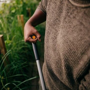 Fiskars 1077111 Ergonomik Yabani Ot Temizleyici - Kavisli