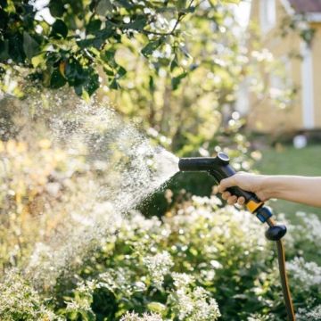 Fiskars 1070838 Solid Düz Tip Sulama Tabancası Sert Püskürtme